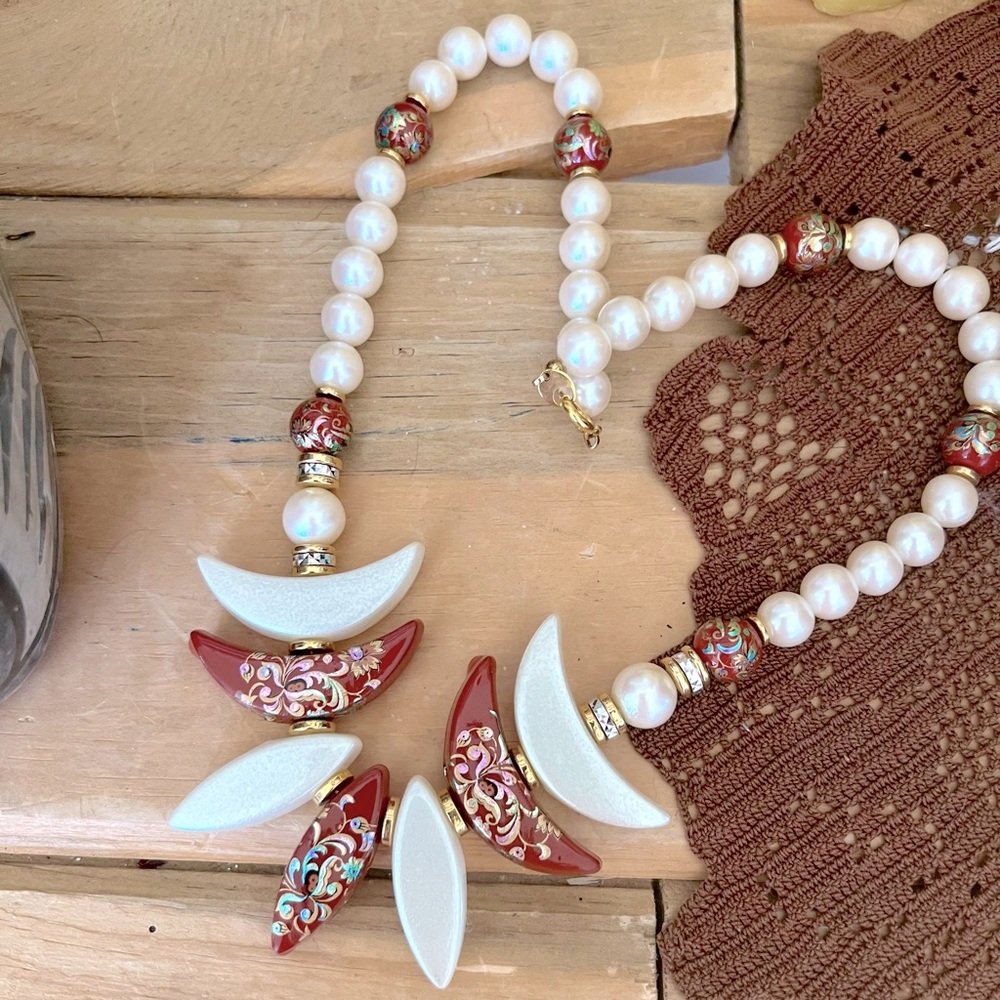 Stunning Vintage Hand Painted Faux Pearl Floral Bead Necklace